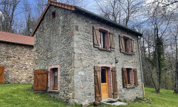 Chatel-Montagne Cabaña | Refugio romántico en la naturaleza con estanque privado y chimenea