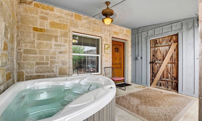 Fredericksburg Cabaña | Romantic Oasis With Hot Tub Near Fred and Wineries!