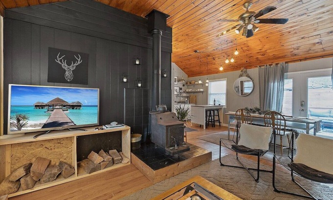 Pocono Pines Cabina | Romantic Pet-Friendly Bungalow in Pocono Pines