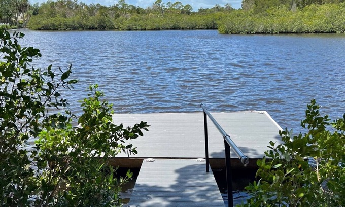 Marthas Vineyard Casa | ROMANTIC, PRIVACY, PARADISE, Free KAYAK - Renovated WATERFRONT with WIFI -HUDSON