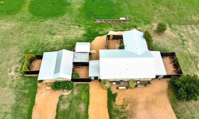 Fredericksburg Cabaña | Romantic Private Cabin With Hot tub 10 Mins to Fred!