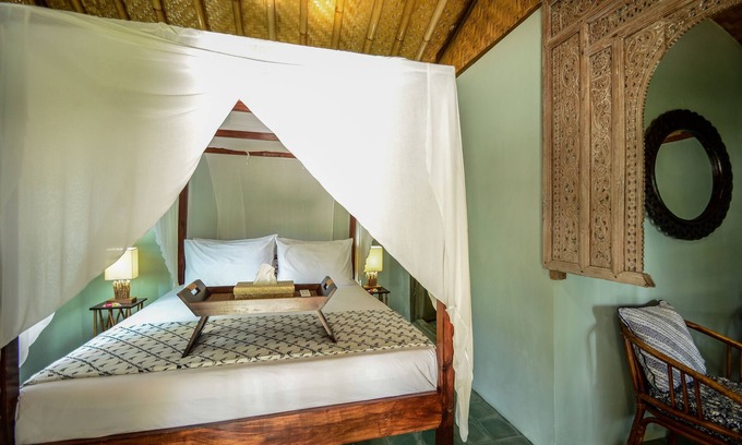 Jasri Complejo | Romántica villa privada frente a la piscina. Soft aqua azulejos hechos a mano y antigüedades.