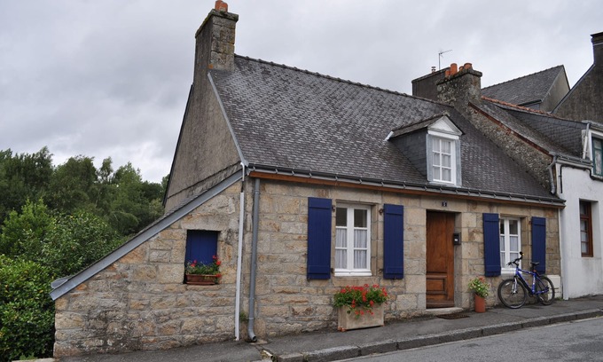 Guemene-sur-Scorff Cabaña | Romántico, renovado Cottage en el pueblo medieval para 6 - Jardín privado amurallado