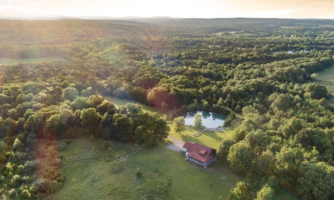 Farmington Cabina | Romantic renovated country cabin with views.