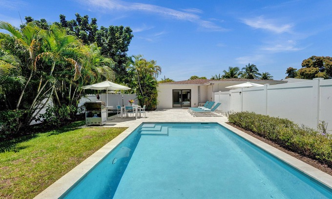 Lake Ridge Casa | Romantic Retreat w/ Private Pool. Near Las Olas