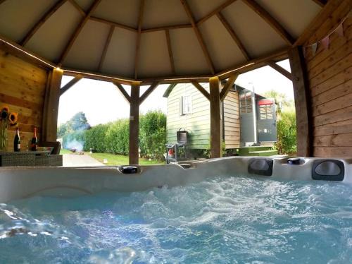 Camborne Casa | Romantic Retreat - Luxury Shepherds Hut + Hot Tub!