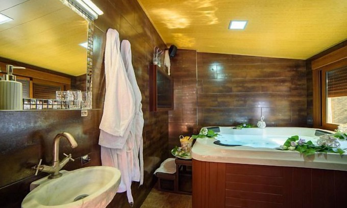 Laroya Cabaña | Casa Rural Romántica con JACUZZI Privado para 2 personas.C. AL REVÉS