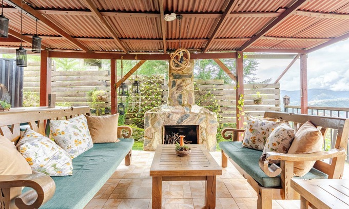 Constanza Cabina | Romantica Cabaña rustica con chimenea a 5 Mil pies de altura, Pet Friendly