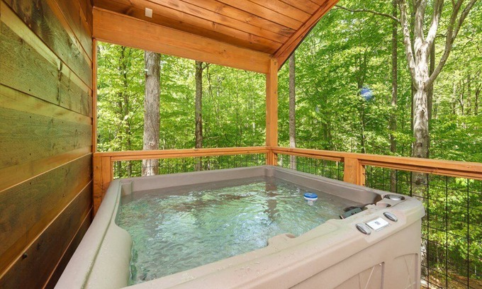 Sevierville Cabina | Romantic Smoky Mountain Cabin, w/ King Bed, Hot Tub, Easy Access & Fast Wi-Fi