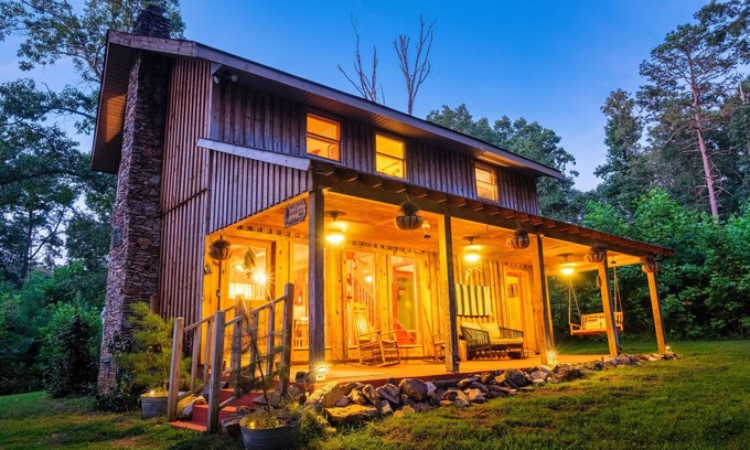 Ellijay Casa | Romantic StackRock Cabin – An Exclusive, Centrally Located Retreat.