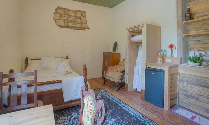 Waxahachie Casa | Romantic Stone Cottage Getaway
