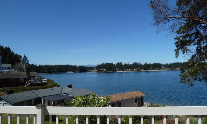 Grapeview Casa | Romantic Island Waterfront Cottage, Kayakers Dream, Beach Park