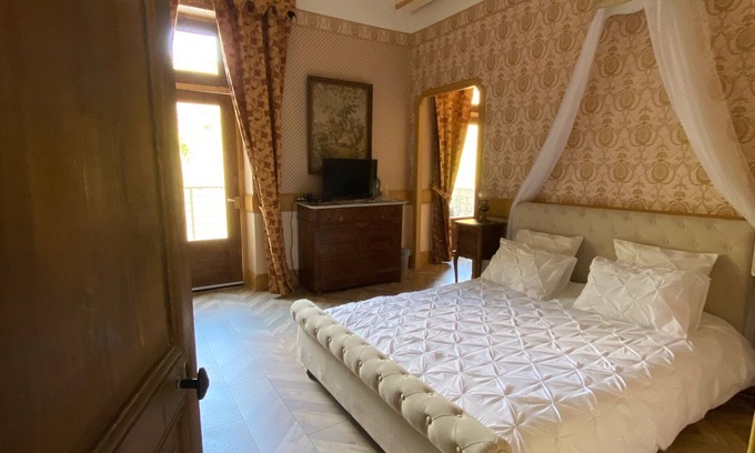 Saint-Barthelemy-de-Vals Casa | Romantic suite by Isoarde des Baux - Château de Rochetaillée