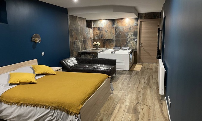 Wintzenheim Casa | Romantic suite with whirlpool bath
