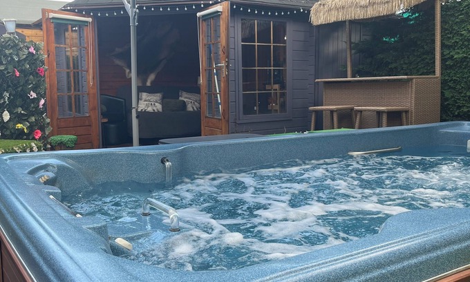 Eastleigh Cabina | Romantic Swiss Cabin Hideaway & Hot Tub Spa Pool