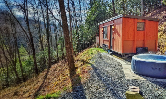 Topton Casa | "Little Red" Adorable + Casa pequeña romántica con FirePit