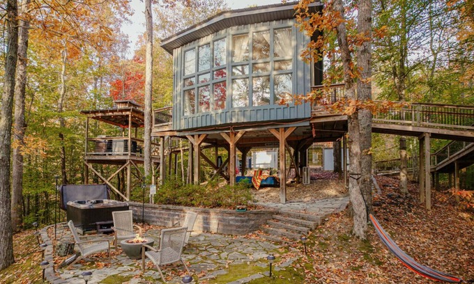 Baxter Cabina | Romantic Treehouse w/ Sauna, Hot Tub & Pickleball!