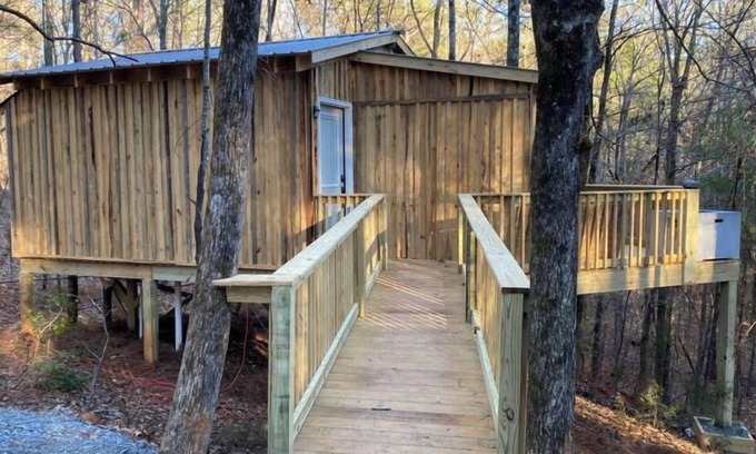Milledgeville Casa | Romantic Treehouse Hideaway: Two Crackling Fireplaces Await Your Escape