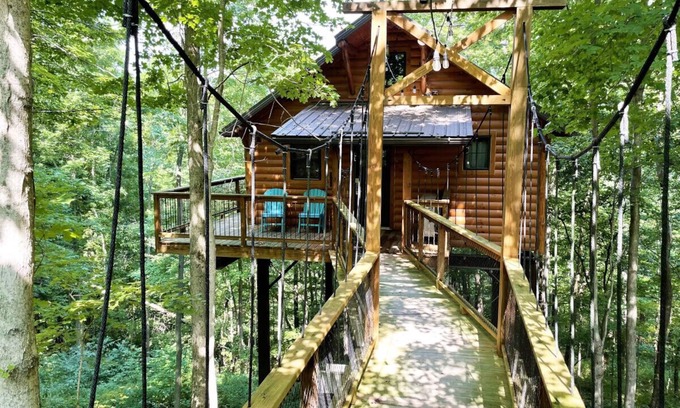 Millersburg Cabina | Romantic Treehouse Getaway with Breathtaking Views