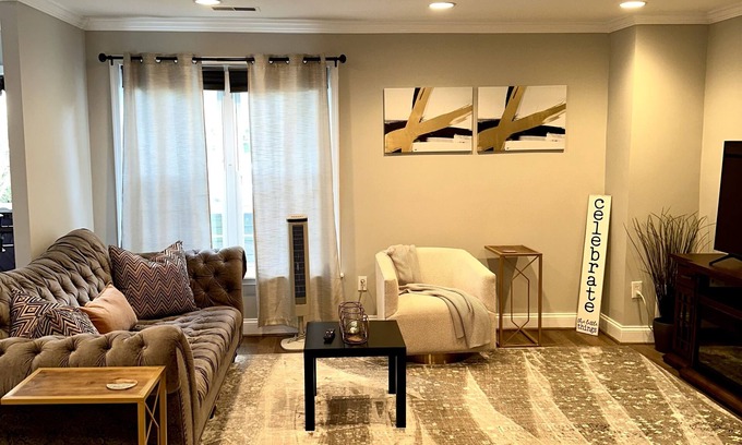 Crofton Condominio | Romantic Two Bedroom Condo