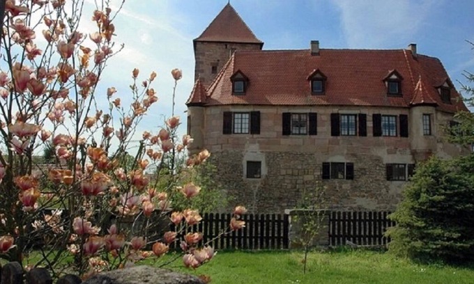 Kornburg - Worzeldorf Otro | Romantic vacation apartment in a historic castle for 3-4 people
