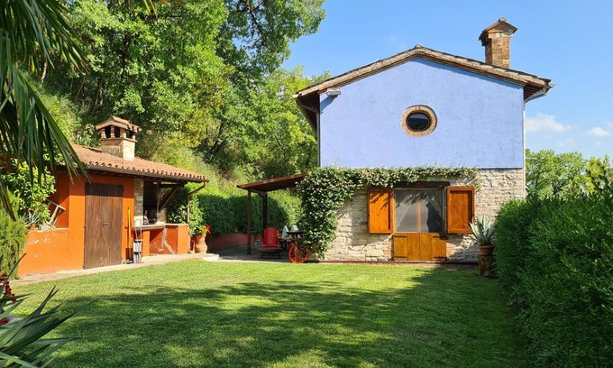 Fabriano Villa | Romántica Villa La Chiesetta con piscina privada ideal para parejas y familias.
