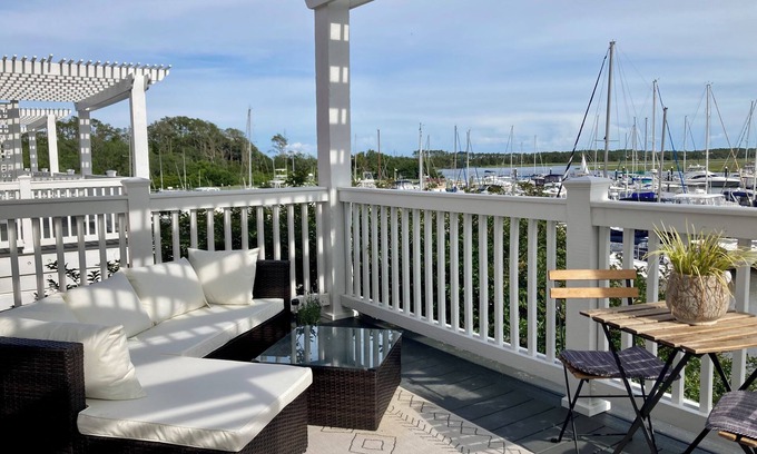 Southport Condominio | Romantic Waterfront Retreat in charming Southport
