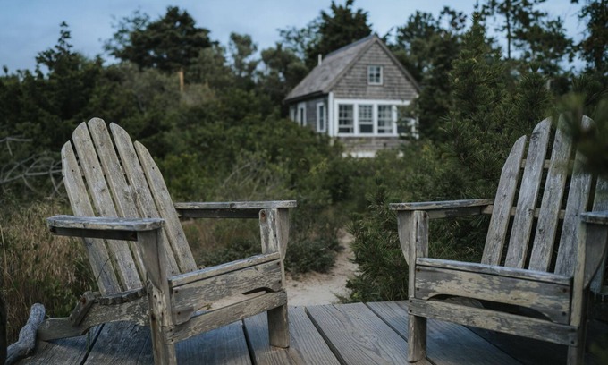 North Truro Cabaña | Romántico Waterfront Artist Cottage para 2 con patio, parrilla y vista a la bahía