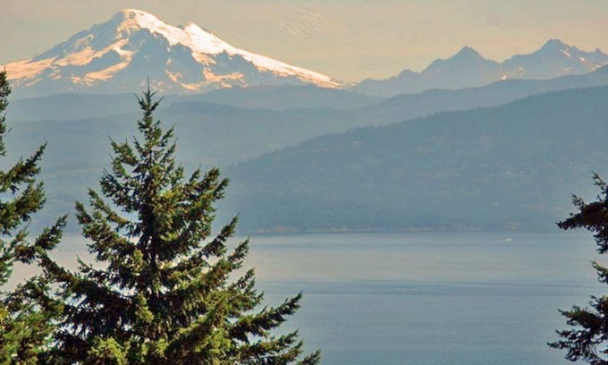 Lummi Island Cabina | Escapada a la isla romántica / Vistas al agua / Fuego de leña real / Tina caliente / Se admiten mascotas