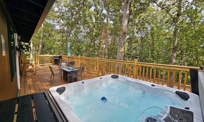 Almo Cabina | Romantic Woodland Retreat w/Hot Tub, Fire Table