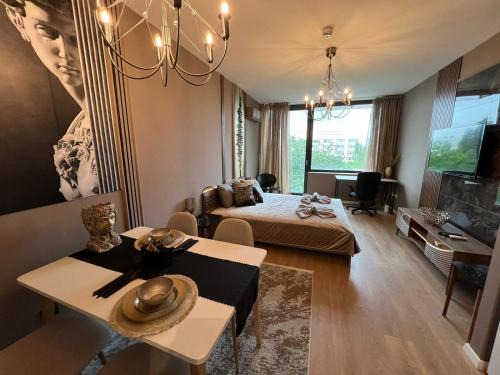 Studentski Grad Apartamento | Rome Stylish apt w Working Space and Paid Parking Spot