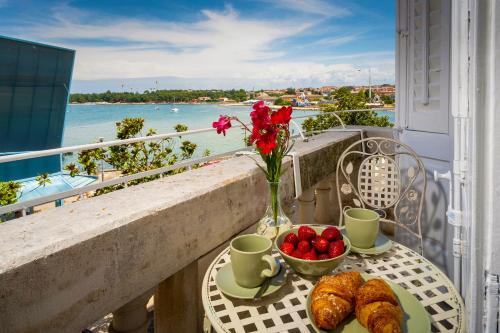 City Center Apartamento | Romeo and Juliet Apartment with Balcony and Sea View