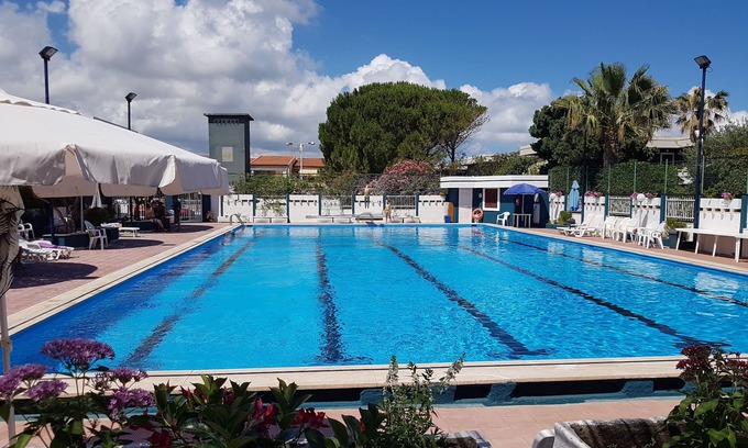 Rometta Marea Villa | Rometta Marea: Villa en complejo residencial con piscina a sólo 100 metros del mar