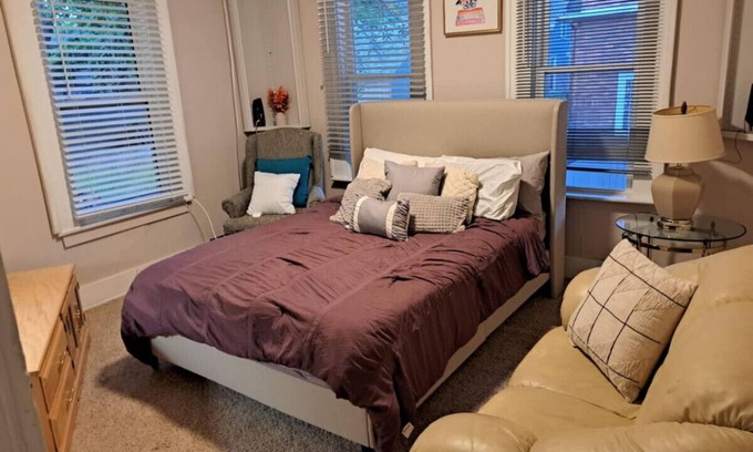 Downtown Akron Apartamento | Roo's Playhouse: Cozy 1-Bed, 1-Bath Apartment
