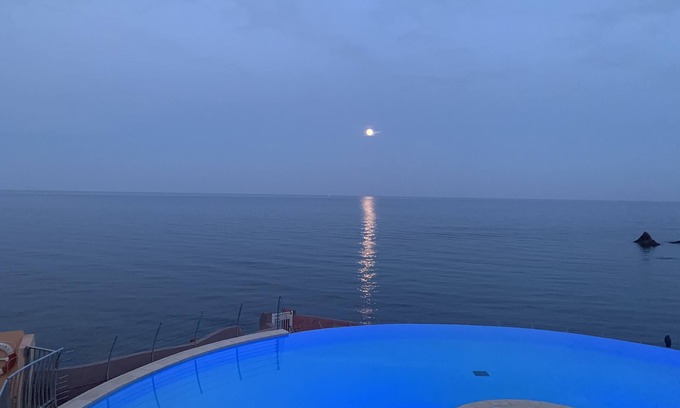 Le Trayas Apartamento | Roof terrace apartment on the sea waterfront air conditioning wifi