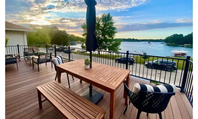 Albert Lea Casa | Rooftop Deck Lake Views