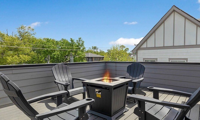 East Nashville Casa | Rooftop Fire Pit & Cocktail Bar ~ Skyline Views!