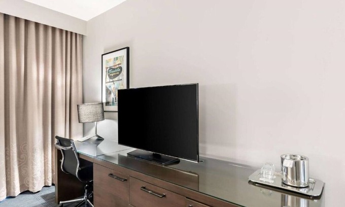 Bee Cave Apartamento | Rooftop & Gym Access | Deluxe King Near Shops, Trails, Galleria