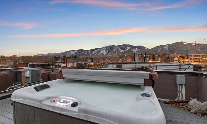 Golden Casa | Rooftop Hot tub! Family Friendly! Mountain Views!