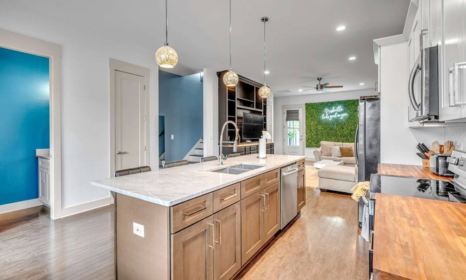 Haynes Area Casa | Rooftop Large Backyard Fire Pit Near Downtown Nashville