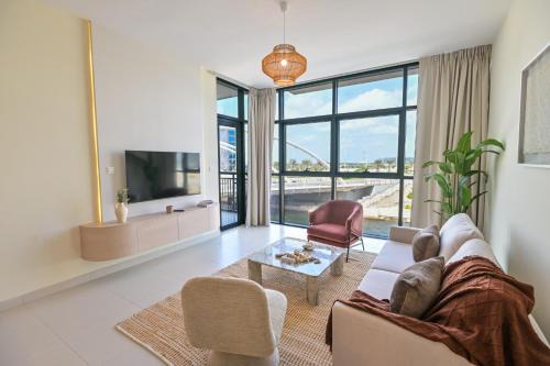 Al Raha Beach Apartamento | Rooftop Pool - Designer's Choice - Full Canal View