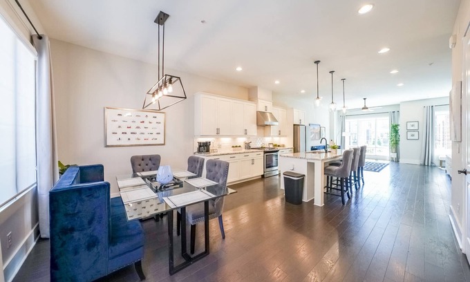 Castleberry Hill Casa | Rooftop/Skyline Views/Walk to Mercedes-Benz and enjoy some Free Fun for both Family and Adults