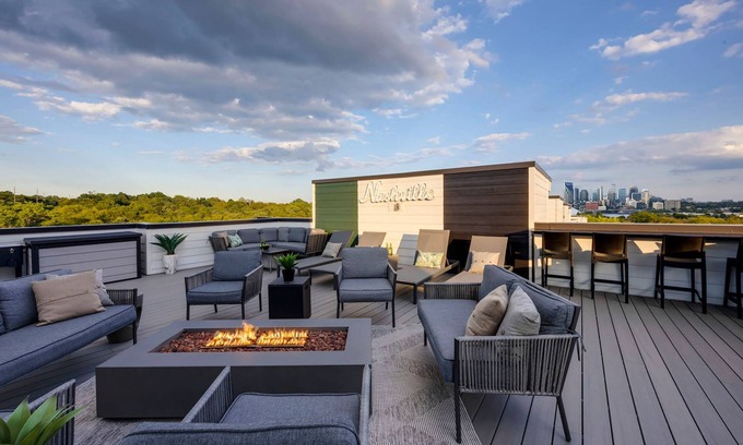 Haynes Area Casa | Rooftop Skyline Views DT Nash Sleeps 12