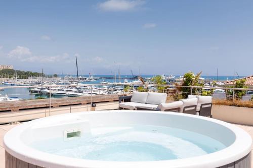 Antibes City Centre Apartamento | ROOFTOP -Vue port, 4 pers, climatisé, terrasse, jaccuzi, parking