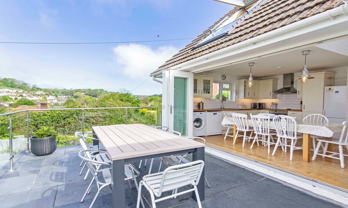 Braunton Cabaña | Rooftops, Sleeps 8 | Hot Tub*, Views & Log Burner