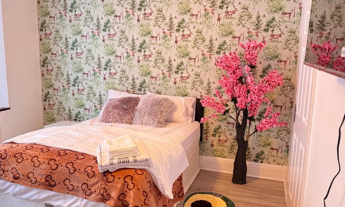 Redbridge Casa | Room 1: A Bright and Spacious Double Bed With En-Suite, Ilford, London, UK