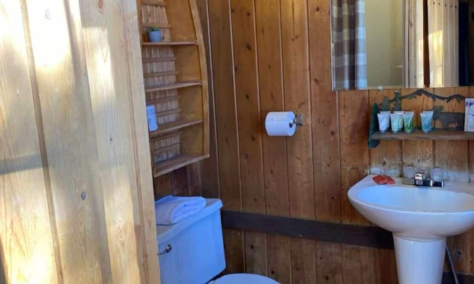 Eagle Nest Cabina | Room 1 - Cozy Lake Getaway 15 Mins from Red River/ Angel Fire, NM