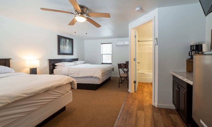 Indian River Apartamento | Room 2 at Inland Lakes Motel, Indian River, MI