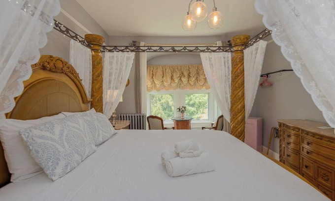 Warwick Casa | Room 2 at The Warwick Inn – Cozy Elegance in the Heart of Town