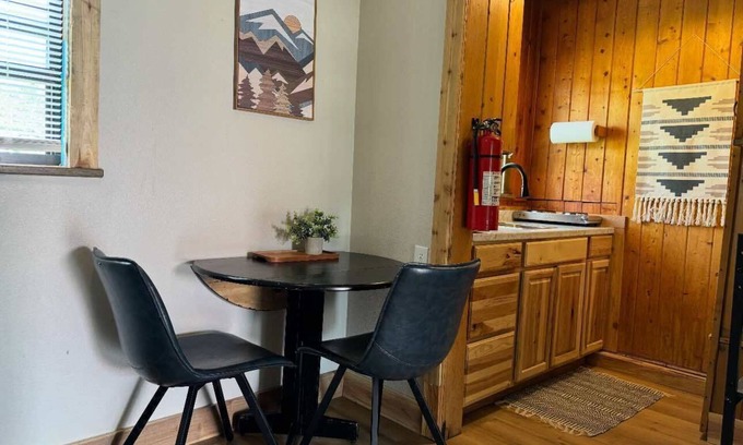 Eagle Nest Cabina | Room 2: Gold Pan Nest -15 Minutes to Red River/Angel Fire
